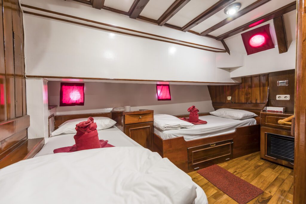 Shared cabin aboard Phinisi liveaboard